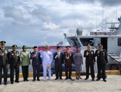 Peringati Hari Dharma Samudera Ke-63, Danlanal Aru Pimpin Upacara Tabur Bunga di Laut diatas KAL Pulau Trangan