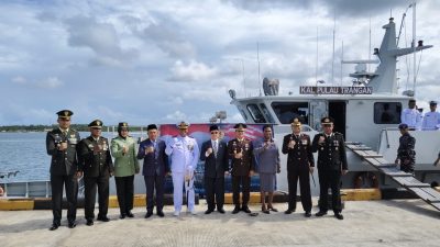 Peringati Hari Dharma Samudera Ke-63, Danlanal Aru Pimpin Upacara Tabur Bunga di Laut diatas KAL Pulau Trangan