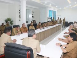 SAAT TIBA DI KANTOR GUBERNUR, LEWERISSA DAN VANATH GELAR RAPAT.
