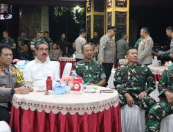 JELANG IDUL FITRI, GUBERNUR IKUTI VICON PEMANTAUAN SITKAMTIBMAS