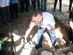 PELETAKAN BATU PERTAMA PLHUT KAB BURU, WAGUB HARAP PELAYANAN KEPADA MASYARAKAT OPTIMAL