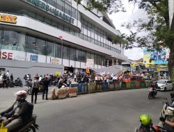 Depan Santika Hotel Jadi Titik Kumpul Massa Cipayung Plus Sebelum Long March ke Polda dan DPRD