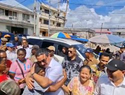 Gubernur Maluku Hendrik Lewerissa Sapa Pedagang Pasar Timur Dobo, Rakyat Sambut dengan Hangat