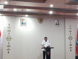 Wali Kota Ambon Serahkan Sertifikat Keamanan Pangan kepada Desa, Sekolah, dan Pasar Terbaik